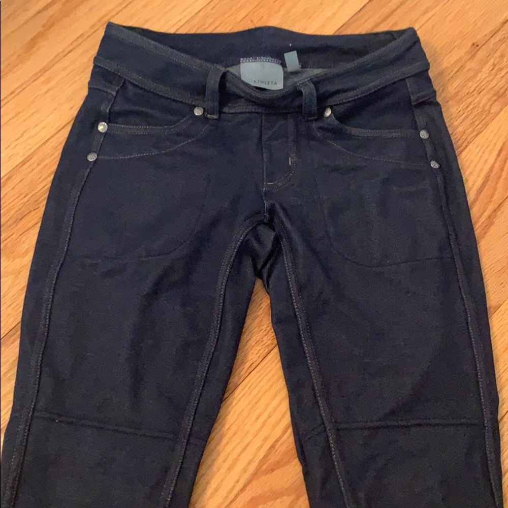 A pair of blue jean leggings from athleta💙